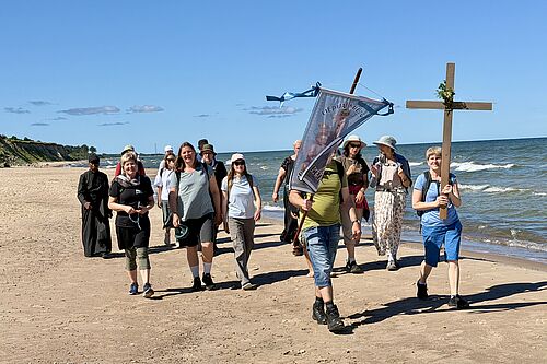 Die Delegation aus Paderborn wurde am Strand von Liepāja von einer Pilgergruppe empfangen, die vom Bonifatiuswerk gefördert wird. Foto: privat