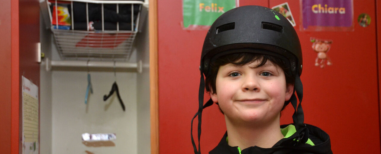 Ab zum Fußballtraining: Jonny hat den Fahrradhelm schon auf. Foto: Alfred Herrmann