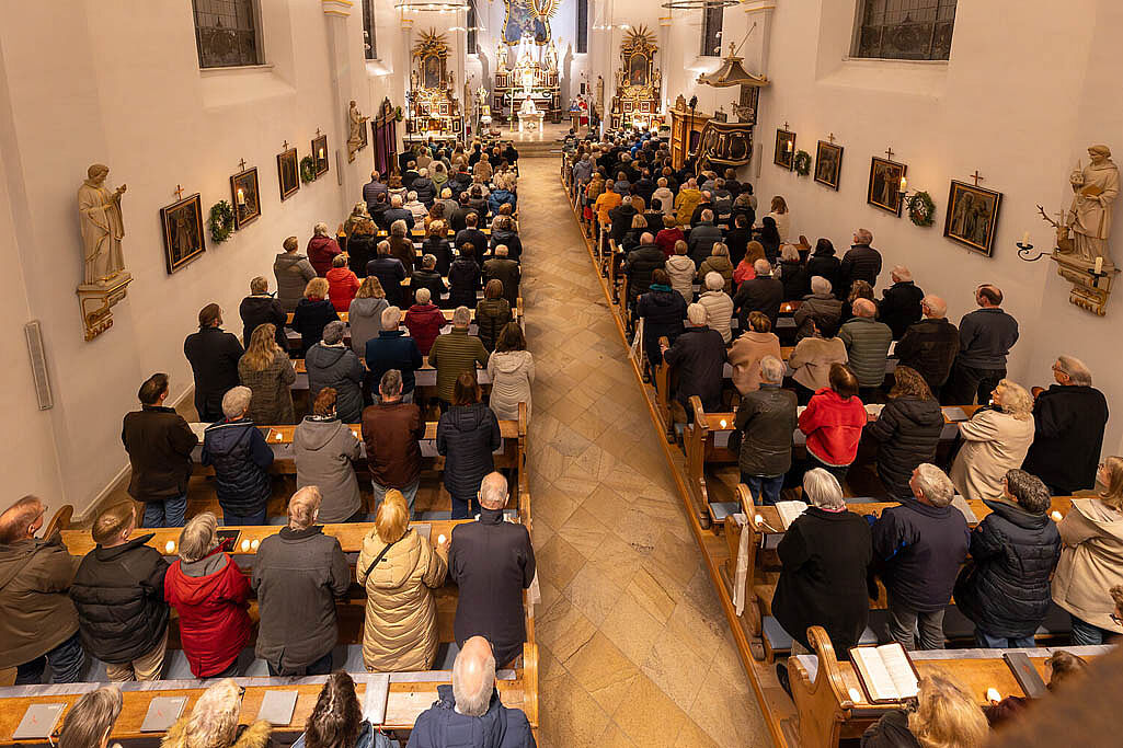 350 Menschen kamen zur Feier der Osternacht.