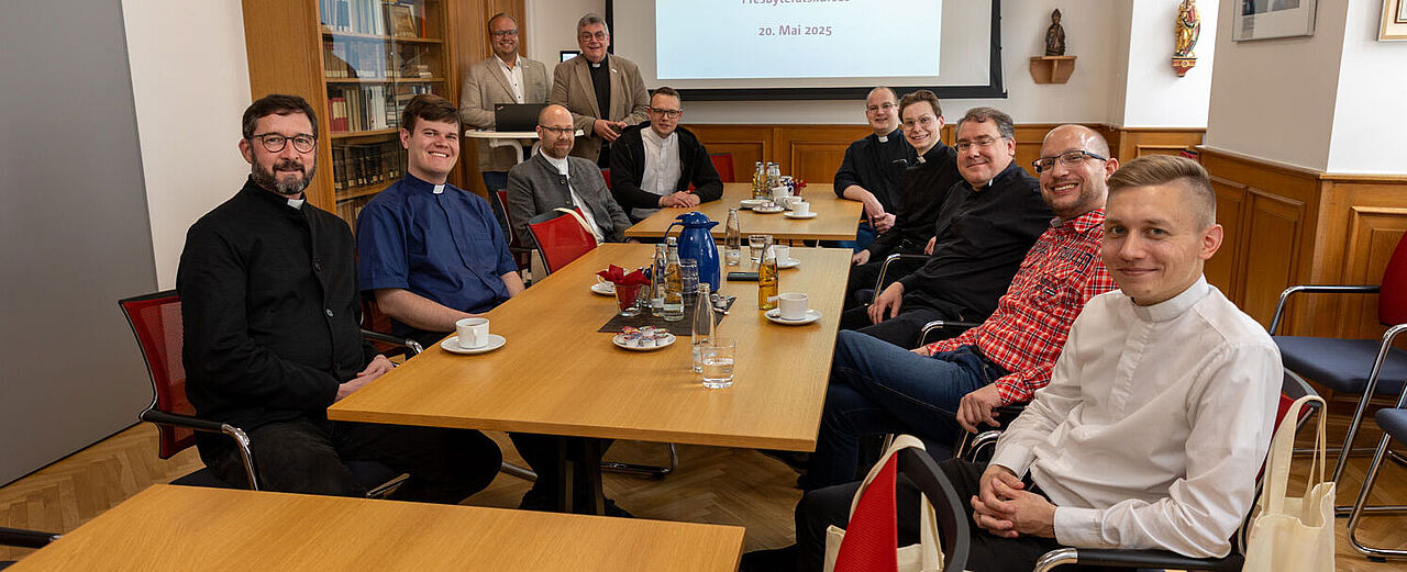 12 Diakone aus den Bistümern Hamburg, Osnabrück, Fulda, Paderborn, Aachen, Görlitz und Münster waren zu Gast im Bonifatiuswerk. (Foto: Hartmut Salzmann)
