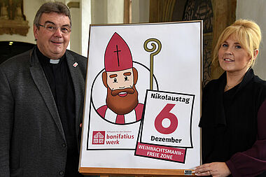 Monsignore Georg Austen und Maite Kelly präsentieren das neue Logo. Foto: Theresa Meier