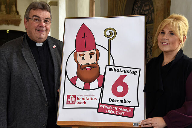 Monsignore Georg Austen und Maite Kelly präsentieren das neue Logo. Foto: Theresa Meier