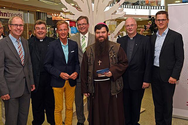 An der Ausstellungseröffnung in der Libori-Galerie nahmen teil (von Links): Peter Boretzki (Center Manager Liborigalerie), Manfred Müller (Landrat Kreis Paderborn), Monsignore Georg Austen (Bonifatiuswerk), Daniel Sieveke (Landtagsabgeordneter NRW), Michael Dreier (Bürgermeister Paderborn), Bischof David Tencer (Bischof von Reykjavik), Alfons Hardt (Generalvikar Erzbistum Paderborn) und Dr. Carsten Linnemann (Bundestagsabgeordneter). 