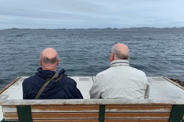 Weitblick auf Grönland: Das Bild (links Prälat Alfons Hardt, rechts Erzbischof em. Hans-Josef Becker) war ein Geschenk des Bonifatiuswerkes an Prälat Alfons Hardt zur Verabschiedung. (Foto: Monsignore Georg Austen)