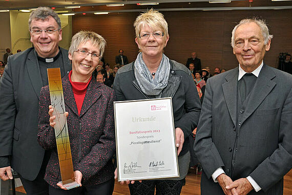 Die Verantwortliche im DRK Seelsorgeteam Elfriede Haarannen (2te. v. l.) und die Ehrenamtliche Ruth Gerdes haben in Stuttgart den Sonderpreis des Bonifatiuswerkes von Msgr. Georg Austen (l.) und Prälat Erich Läufer entgegengenommen. Foto: Kleibold 