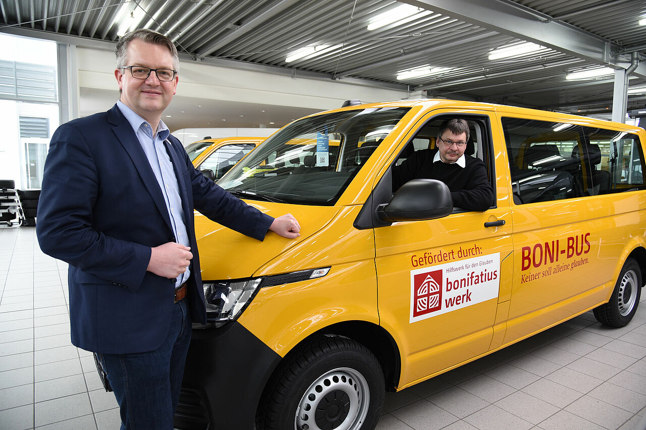 Pater Ulrich Weiß O. Praem (r.) aus Magdeburg freut sich über das neue Mobil, das ihm Thomas Twents vom Bonifatiuswerk übergeben hat. (Foto: Theresa Meier)