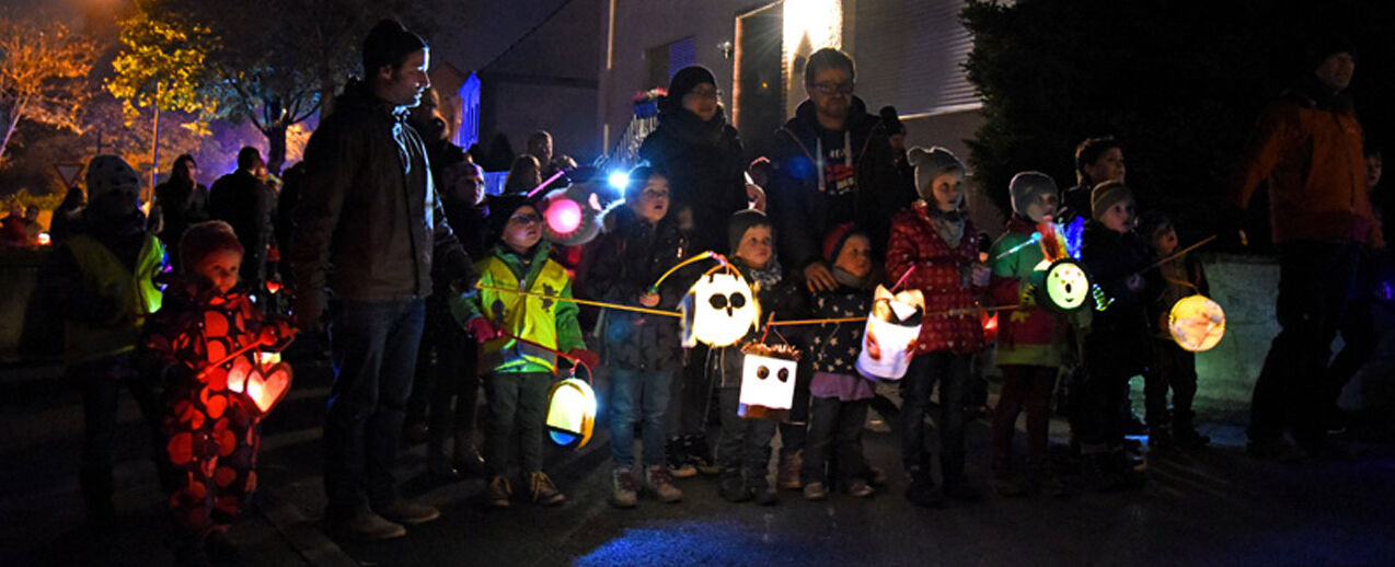 Die Kinder der Gemeinde St. Marien in Neuenbeken zogen singend durch die Straßen. Foto: Kleibold