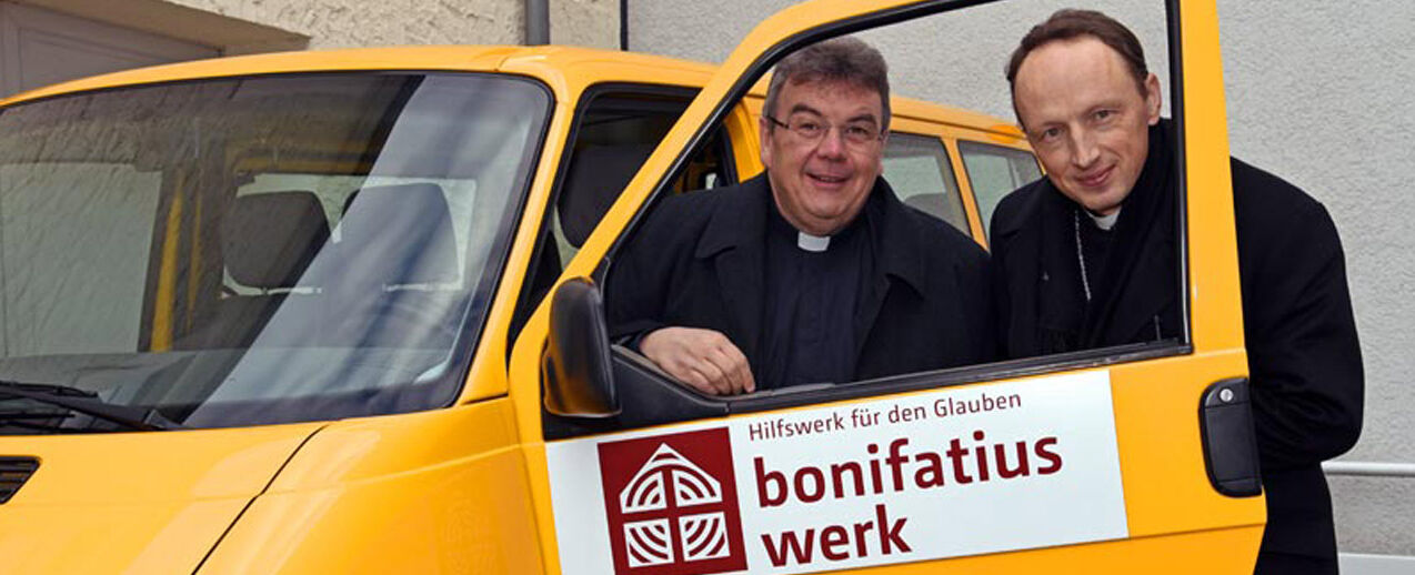Monsignore Georg Austen überreicht dem Bischof von Liepaja, Viktors Stulpins, die Schlüssel für den BONI-Bus. Foto: Patrick Kleibold