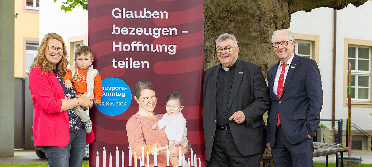 Katrin Keller und ihr Sohn Hennes sind die beiden Protagonisten des Fotomotivs zur diesjährigen Diaspora-Aktion. Mit im Bild: Bonifatiuswerk-Generalsekretär Monsignore Georg Austen (Mitte) und Bonifatiuswerk-Präsident Manfred Müller. Foto: Hartmut Salzmann