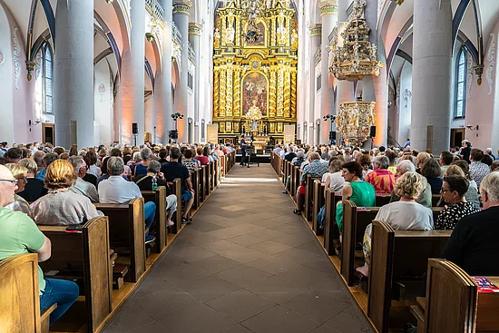 600 Gäste erlebten einen Abend, der Mut machte und zeigte, dass Hoffnung eine verbindende Kraft besitzt. Foto: Hartmut Salzmann
