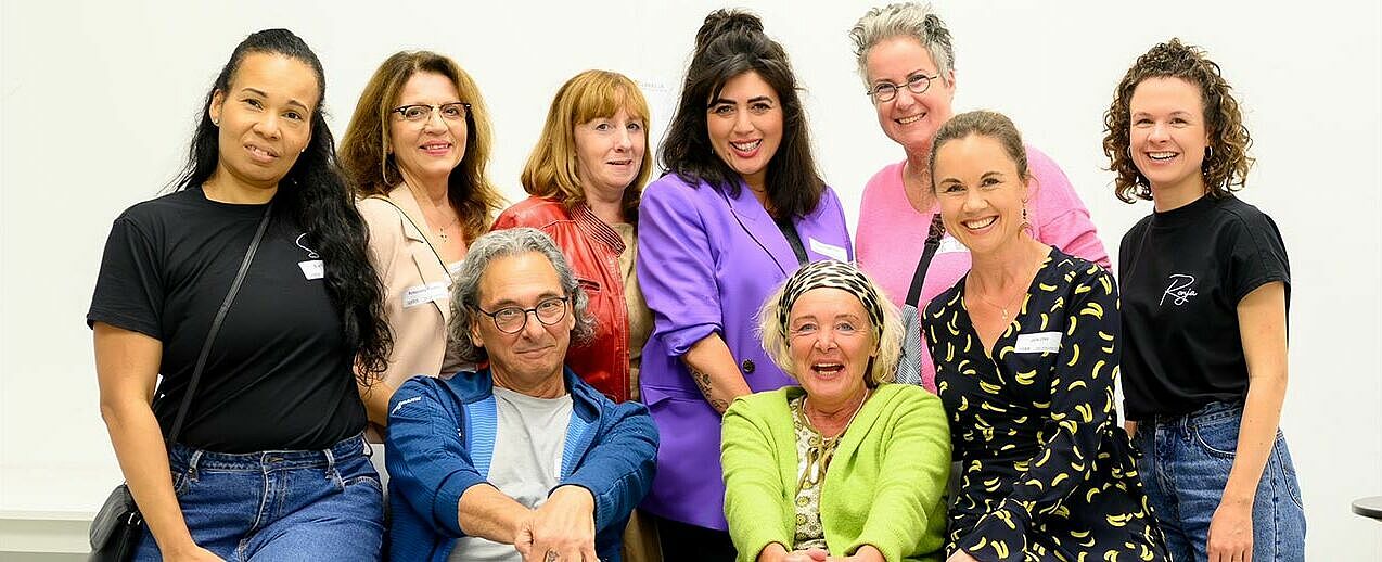 Einige der Teilnehmer des Peace-Art-Festivals: Sue Turner, Antonietta Guarro, Claudia Bökelmann, Emell Gök Che, Monika Lumperda, Ronja Berg, Julia Ures, Antje Huismann und Herman Reichold. (Foto: Paderpix, Michael Bartylla) 