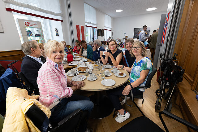 Volles Haus: Gut 70 Gäste kamen zum Spendernachmittag ins Bonifatiushaus. Foto: Hartmut Salzmann 
