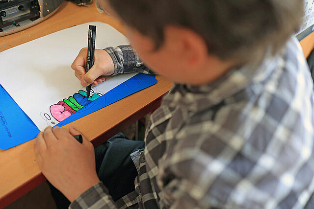 Der zwölfjährige Markus mag es Garffiti zu zeichnen. (Foto: M. Nowak)