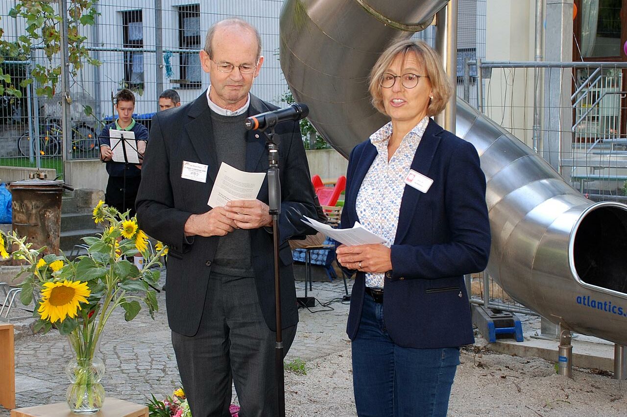 Pater Albert Krottenthaler und Caritas-Geschäftsführerin Sabine Geck stellen die Angebote in der Bunten 15 vor.
