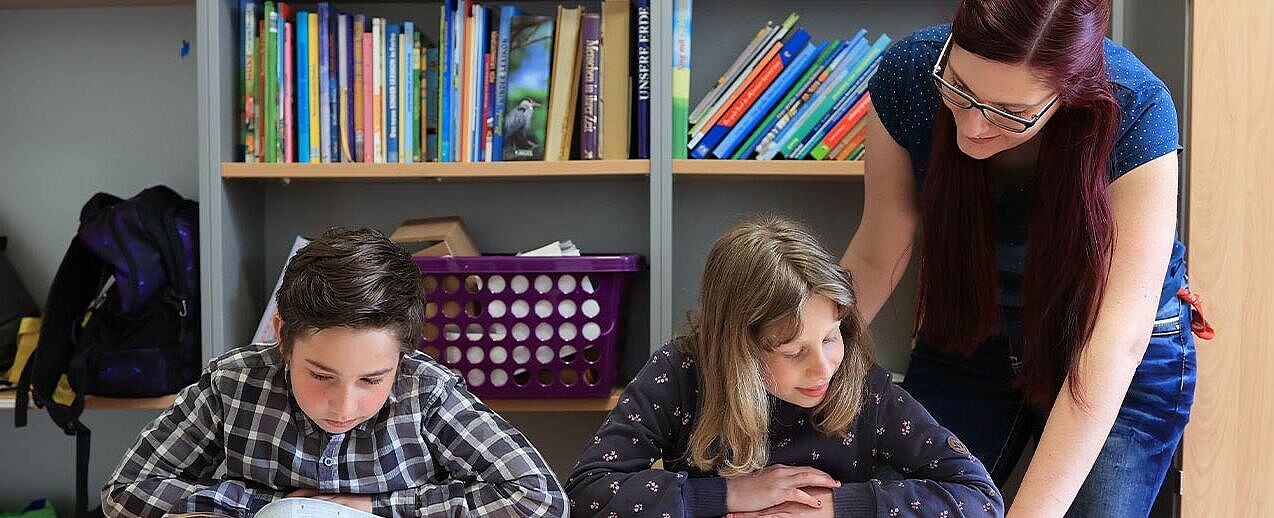 Leiterin Lisa Glagowski unterstützt bei täglichen Aufgaben, wie Hausaufgaben. (Foto: M. Nowak)