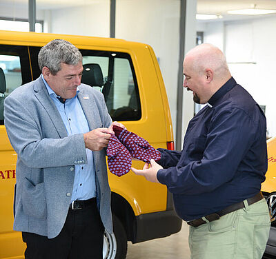 Ingo Imenkämper gets a pair of warm gloves from Dean Ingars Stepkāns. (Photo: Simon Helmers)