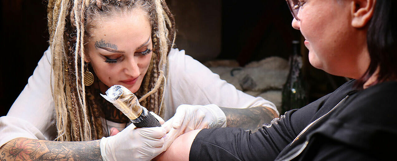 Tätowiererin Edvina sticht Kathrin den Schriftzug "Faith" auf das Handgelenk. (Bild: Thomas Macherauch)