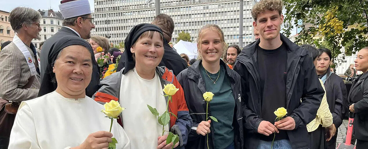 Ordensschwestern vom Kloster Katarinahjemmet mit den derzeitigen Freiwilligen in Oslo (von links): Miriam Etrich und Elias Timm. (Foto: Katarinahjemmet)