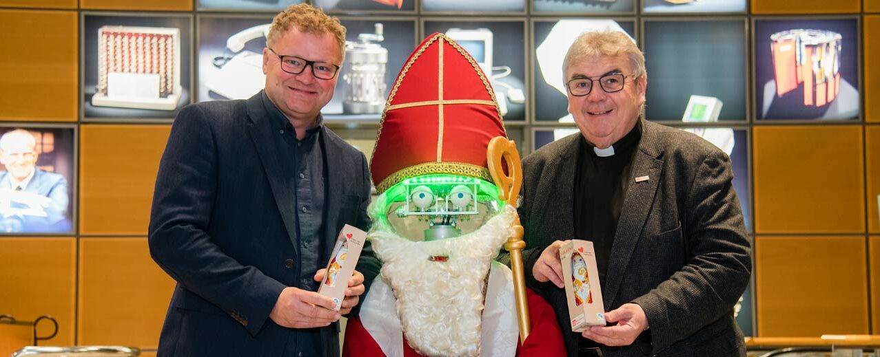 Neue Attraktion im Paderborner Heinz Nixdorf MuseumsForum: Mit dem Nikolaus-Roboter wollen HNF-Geschäftsführer Dr. Jochen Viehoff (links) und Bonifatiuswerk-Generalsekretär Monsignore Georg Austen Kindern eine kleine Freude machen und zugleich ein Zeichen für Nächstenliebe setzen. Foto: Sergei Magel/HNF.