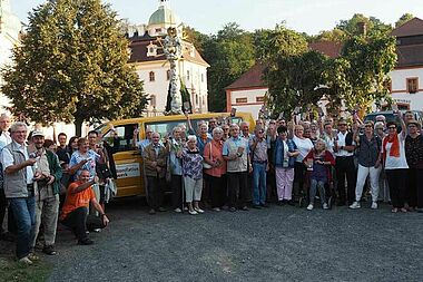 Die gut gelaunte Reisegruppe am "Abend der Begegnung" im Kloster Marienthal. Foto: Sabine Terlau