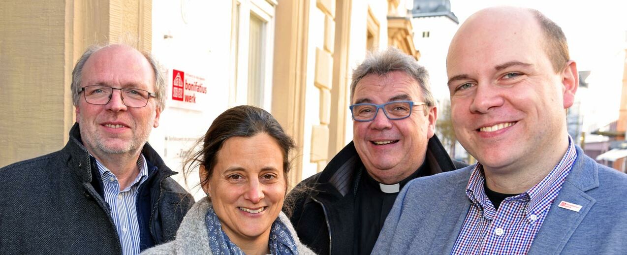 Prof. Dr. Arndt Büssing (v.l.) Prof. Dr. Katharina Karl, Monsignore Georg Austen und Simon Rüffin diskutierten im Bonifatiushaus erste Ergebnisse der vom Bonifatiuswerk initierten Evaluation zu den religiösen Kinderwochen. (Foto: Patrick Kleibold)