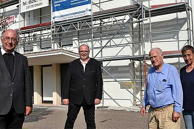 Diaspora-Gemeinden benötigen die solidarische Unterstützung des Diözesan-Bonifatiuswerkes. V.l.n.r.: Pfarrer Georg Kersting, Bonifatiuswerk-Diözesansekretär Matthias Micheel, Kirchenvorstandsmitglied Joachim Burchart, PGR-Vorsitzende Ulrike Burchart.