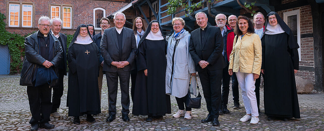 Die Vorstände der diözesanen Bonifatiuswerke Dresden-Meißen und Münster trafen sich während ihrer Reise durch das Bistum Münster mit den Benediktinerinnen im Kloster Burg Dinklage. Mit dabei waren der Vorsitzende des Diözesan-Bonifatiuswerks Dresden-Meißen, Pfarrer Steffen Börner (ganz links), die Äbtissin der Benediktinerinnen, Sr. Franziska (3. v.l.), Bischof Heinrich Timmerevers (6. v.l.) und der Vorsitzende des Diözesan-Bonifatiuswerks Münster, Weihbischof Wilfried Theising (6.v.r.). (Foto: Offizialat Vechta / Johannes Hörnemann) 