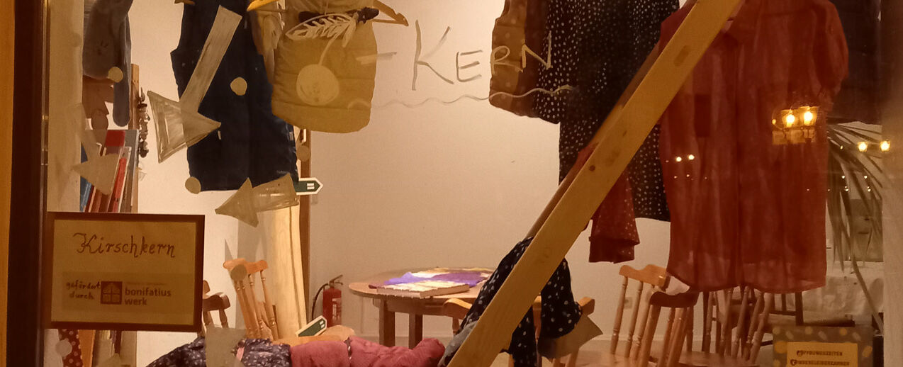 Das Projekt Kirschkern hat mittlerweile unter anderem dank der Gaben der Erstkommunionkinder seinen Platz gefunden. Das Angebot der Kinderkleiderkammer konnte ausgeweitet werden. (Foto: Pater Krottenthaler)