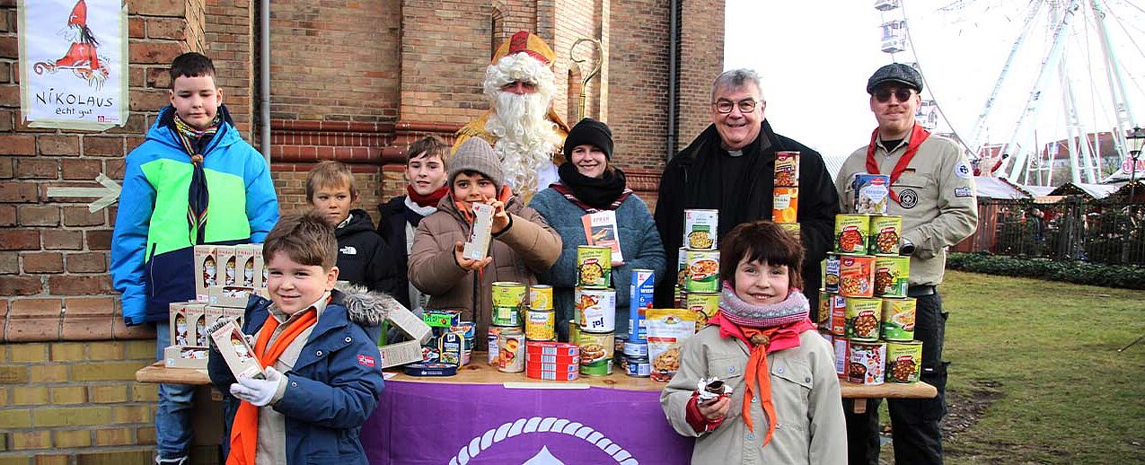 Die Pfadfinder des DPSG-Stammes Sanssouci aus Potsdam gemeinsam mit dem Nikolaus und Bonifatiuswerk-Generalsekretär Monsignore Georg Austen (2.v.r.) (Foto: Andreas Statt)