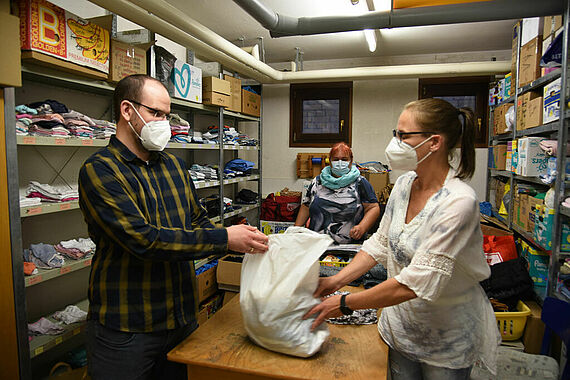 Timon Kuchel nimmt Kleidung für seine Klienten aus der Kleiderkammer der Caritas mit. (Foto. T. Meier)