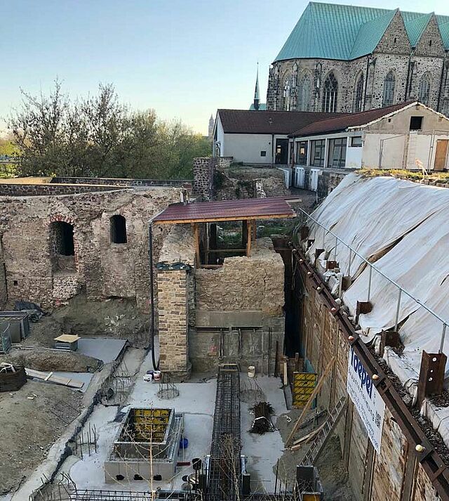 Nachdem die Bauarbeiten für den Klosterneubau aufgrund archäöligischer Ausgrabungen verzögert wurden, soll nun die Bodenplatte fertig gestellt werden. (Foto: Pater Prof. Dr. Clemens Dölken O. Praem)
