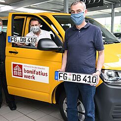 Msgr. Georg Austen (v. l.), Jens Pfoh und Frank Keller vor dem neuen BONI-Bus des Don Bosco Jugendwerks in Burgstädt. (Foto: Sr. Theresita M. Müller)