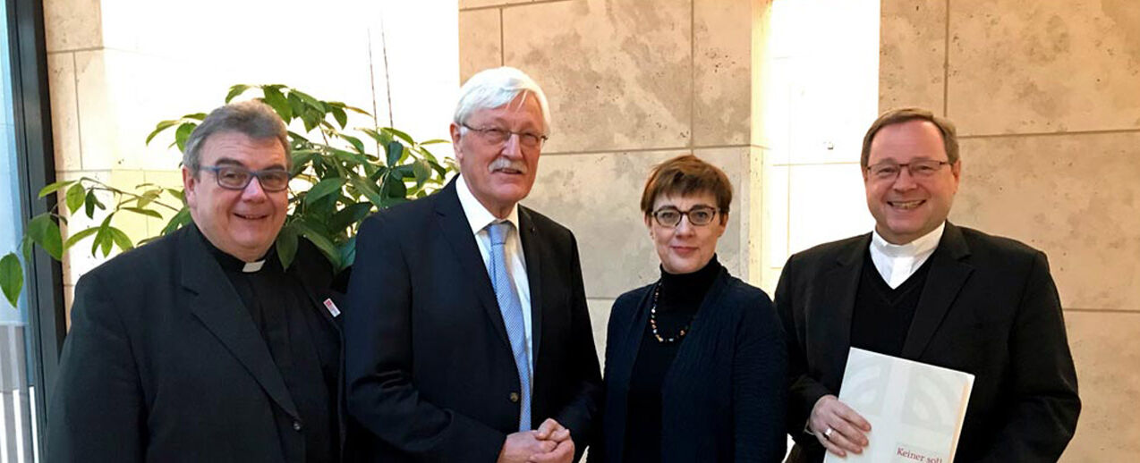 Monsignore Georg Austen (v.l.), Heinz Paus und die Vorsitzende des Diözesan-Bonifatiuswerkes im Bistum Limburg, Dr. Hildegard Wustmans, gemeinsam mit Bischof Bätzing im Limburger Bischofshaus. (Foto: Pressestelle Bistum Limburg)