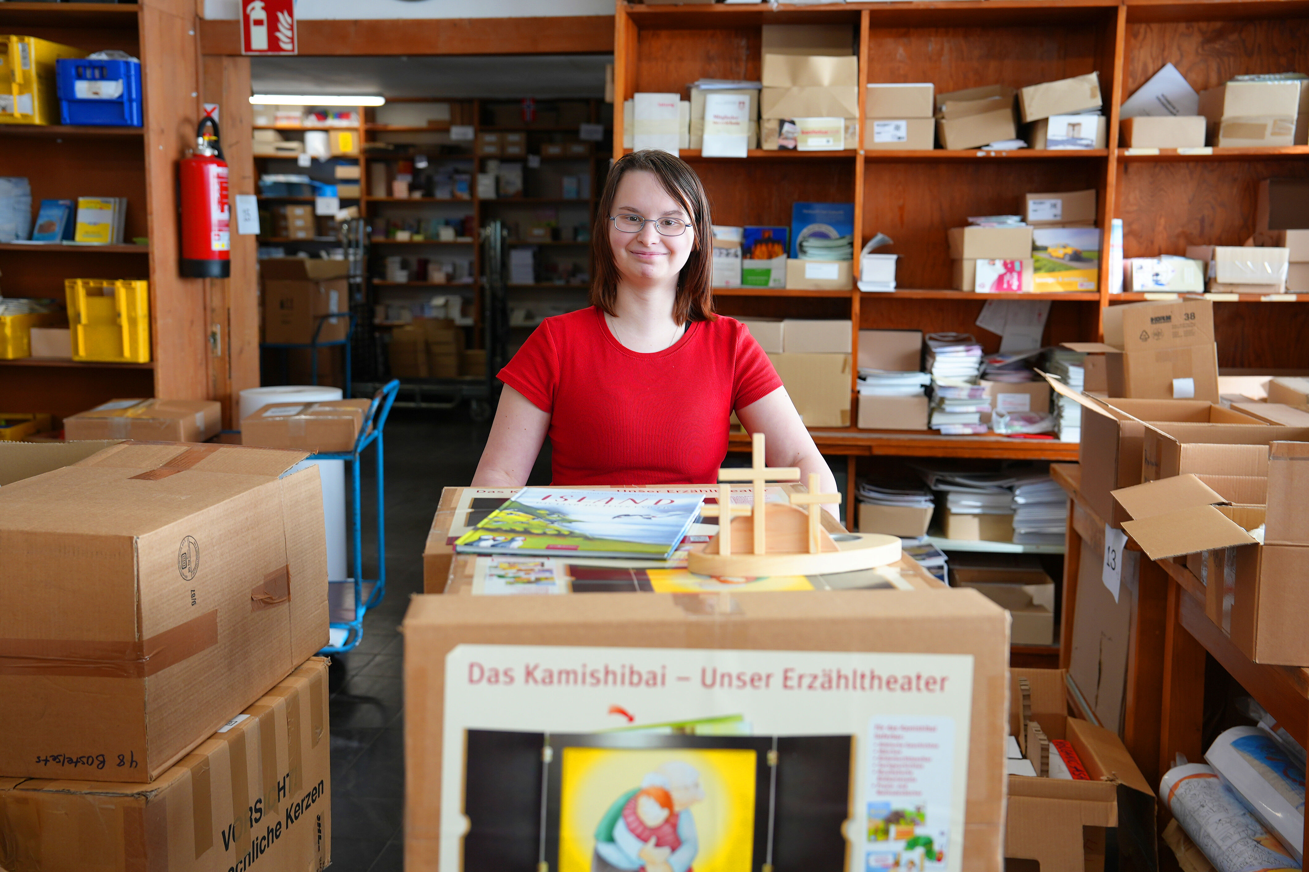 Skyler gefällt die vielfältige Arbeit im Versand des Bonifatiuswerkes. (Foto: Theresa Meier)