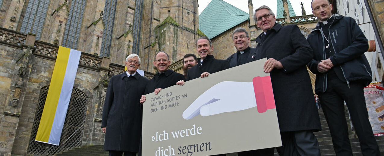 Diaspora-Aktionseröffnung des Bonifatiuswerkes in Erfurt (von links): Heinz Paus (Präsident des Bonifatiuswerkes), Bischof Dr. Ulrich Neymeyr (Bistum Erfurt), Bischof David Tencer (Bistum Reykjavik in Island), Georg Maier (Minister für Inneres und Kommunales in Thüringen), Monsignore Georg Austen (Generalsekretär des Bonifatiuswerkes), Prof. Dr. Thomas Sternberg (Präsident des Zentralkomitees der deutschen Katholiken) und Bischof Victor Stulpins (Bistum Liepaja in Lettland). Foto: Patrick Kleibold