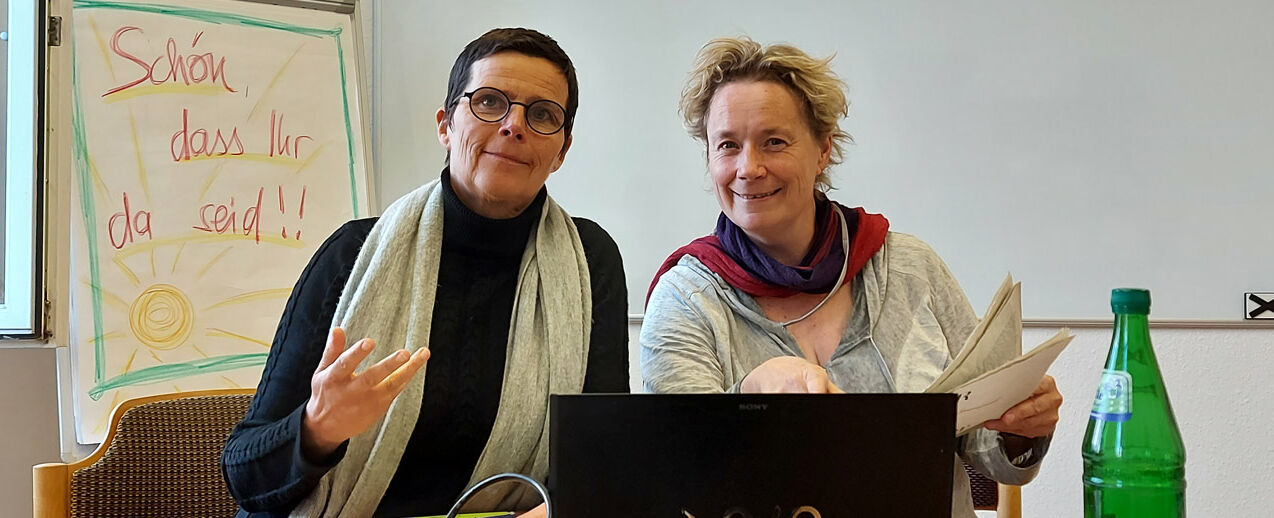 Die beiden Referentinnen der Gruppe 5b Sylke Spitta (links) und Molly Spitta (rechts). (Foto: Hildegardis-Verein e.V.)