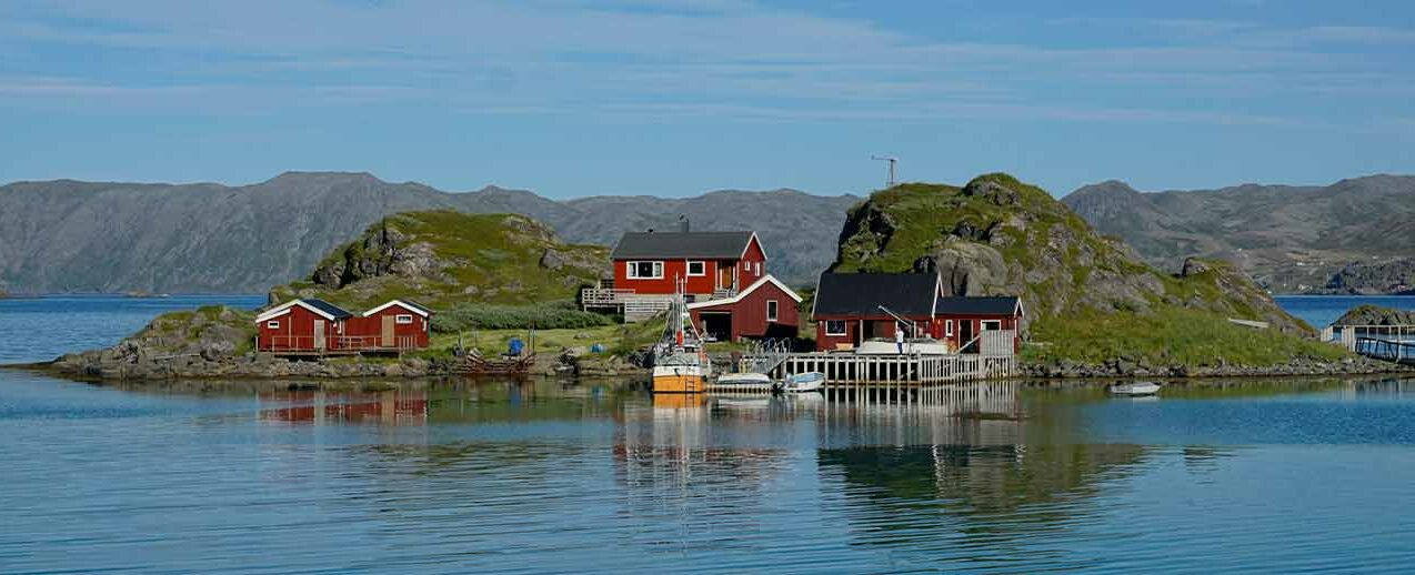 Kleine, rote Häuser auf einer von vielen Inseln in Hammerfest, Norwegen. (Foto: Martin Geistbeck)