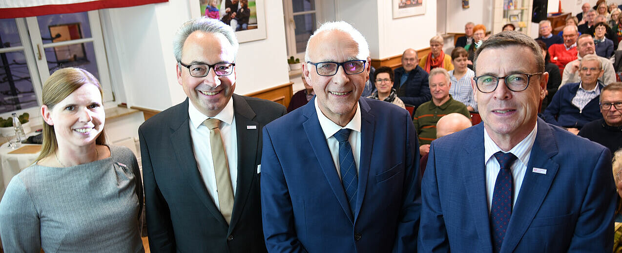 Rechtsanwalt und Notar Karl Auffenberg (2.v.r) referierte zum Thema Testamentsgestaltung, unterstützt wurde er von den Referenten des Bonifatius Stiftungszentrums (v.l.): Franziska Oevel, Andreas Kaiser und Bereichsleiter Ulrich Franke. (Foto: Theresa Meier)