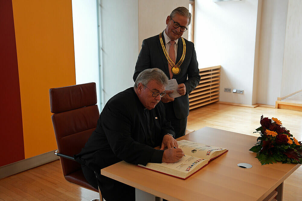 ... wie Generalsekretär Msgr. Georg Austen.