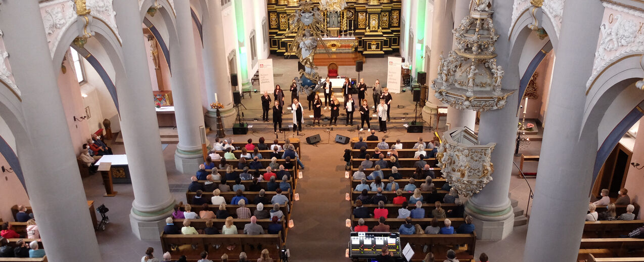 In der Marktkirche in Paderborn lauschten die Zuhörer den Klängen des Pop-Chores "Groophonik" (Foto: Katharina Trapp)