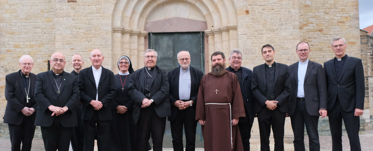 Bf. T. Sippo, Bf. B. Grgić, Bf. E. Varden, Bf. P. Bürcher, Sr. Anna Mirijam Kaschner, Bf. Czesław Kozon, Bf. A. Kard. Arborelius, Bf. D. Tencer, Msgr. G. Austen, Diöz.admin. Marco Pasinato, Pf. H. Hülsmann, Bf. Heiner Wilmer. (Foto: Peter Lange)