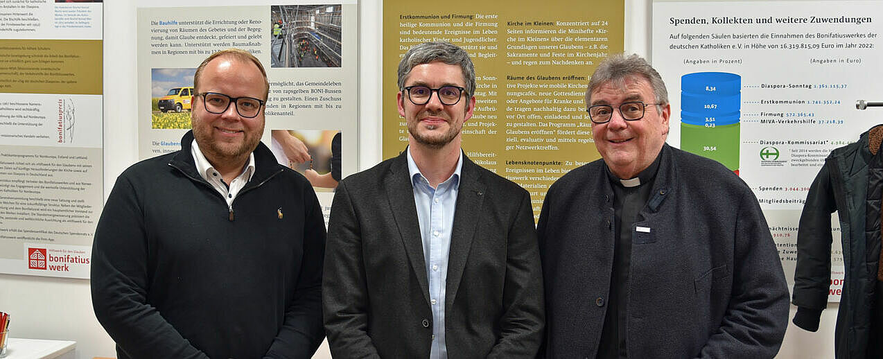 Julian Heese, Prof. Dr. Christian Stoll und Monsignore Georg Austen im Bonifatiushaus. (Foto: Simon Helmers)