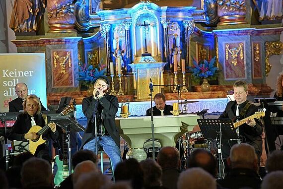 Michael Hirte und Band in der Pfarrkirche St. Antonius in Bad Wünnenberg. Foto: Patrick Kleibold