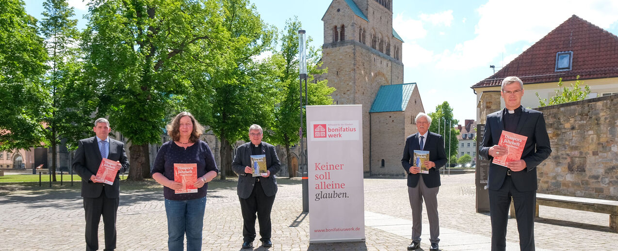 The annual report was presented in Hildesheim. From left: Ingo Imenkämper (Managing Director Bonifatiuswerk), Christiane Milewsky (Diocesan Bonifatiuswerk in the Diocese of Hildesheim), Monsignore Georg Austen (General Manager Bonifatiuswerk), Heinz Paus (President Bonifatiuswerk) and Bishop Heiner Wilmer (Diocese of Hildesheim). (Photo: Christian Gossmann)