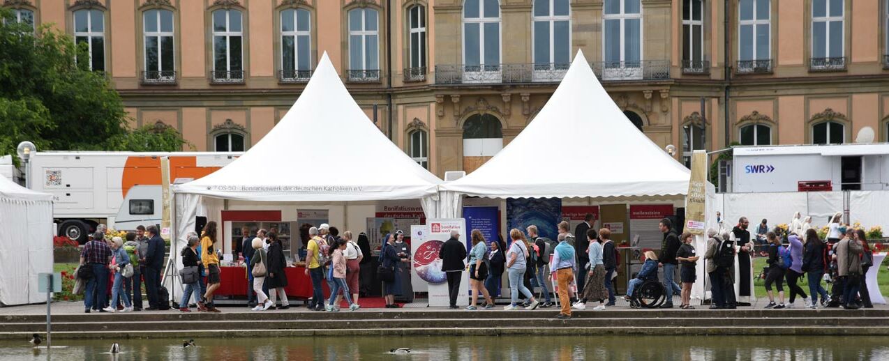 Der Stand des Bonifatiuswerkes im Oberen Schlossgarten in Stuttgart ist ein Besuchermagnet des Katholikentags 2022. (Foto: Simon Helmers)