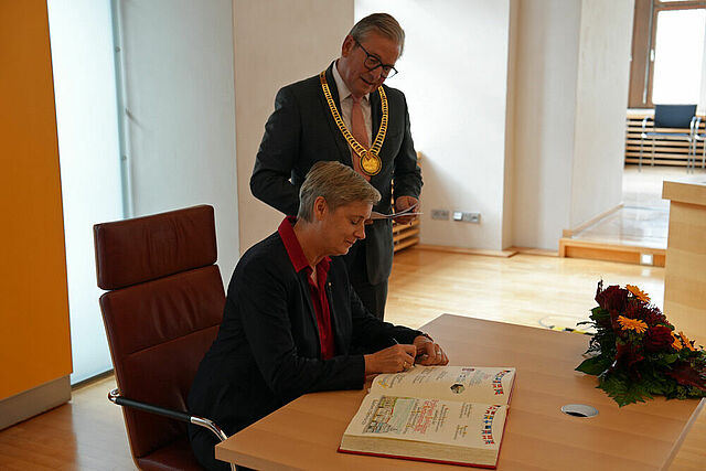 Alda Vanaga, Botschafterin der Republik Lettland, trägt sich in das Goldene Buch ein. (Foto: Simon Helmers)