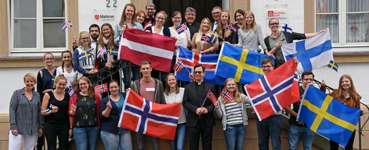 Mitte Juli haben sich 16 zukünftige Bonifatius-Praktikanten im Bonifatiushaus in Paderborn getroffen, um sich auf ihre Einsatzorte in Schweden, Norwegen, Finnland, Island und Lettland einzustimmen.