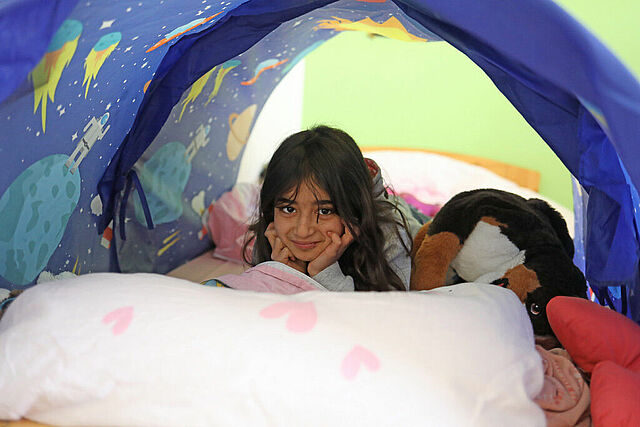 Assant ist ein aufgewecktes Mädchen, das mit Puppen spielt und in ihrem Bett eine Höhle gebaut hat, in der sie schläft. (Foto M. Nowak)
