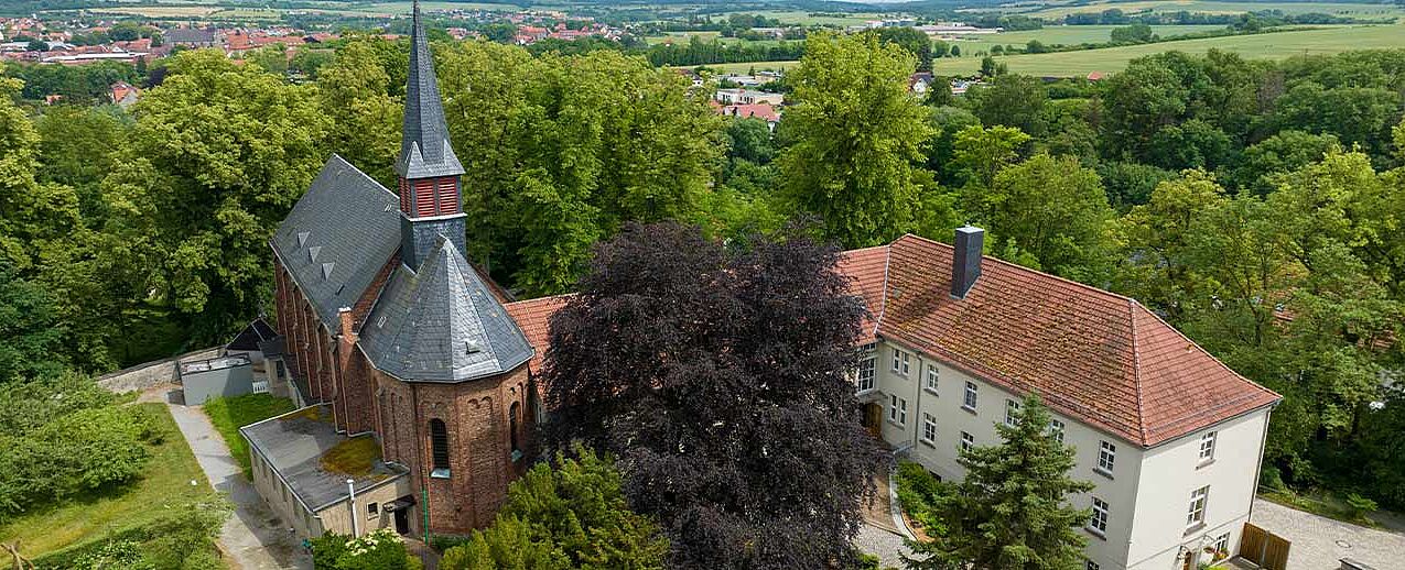 Luftaufnahme der Kirche St. Petrus Baptista und des Familienzentrus "Kloster Kerbscher Berg". (Foto: Bistum Erfurt/ Fotograf Matthias Schmidt)