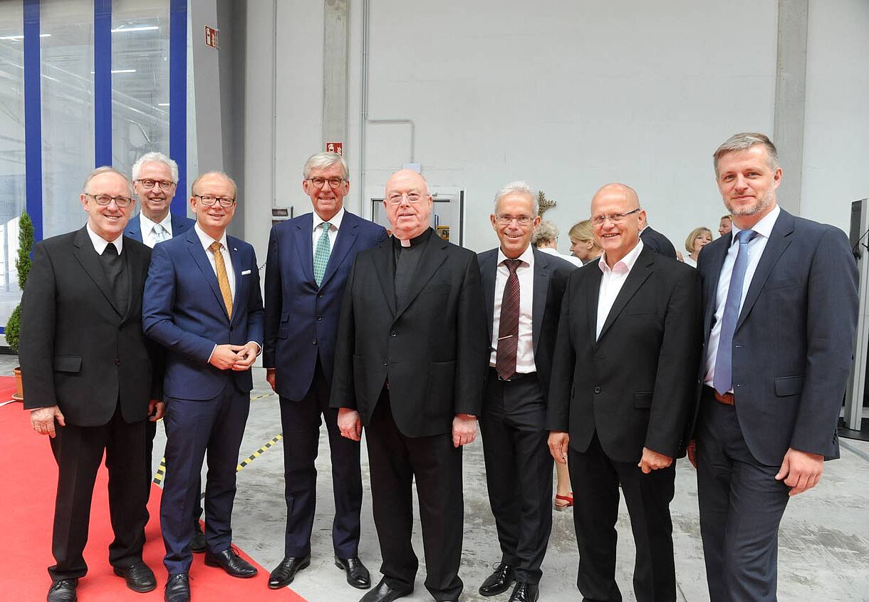 Dr. Hermann Wieh, (v.l.), Rolf Pitsch, André Kuper, Dr. Rudolf Thiemann, Erzbischof Hans-Josef Becker, Dr. Richard Böger, Lucius Ledwinka, Tobias Siepelmeyer. (Foto: Bonifatius GmbH/Wiedenhaus)